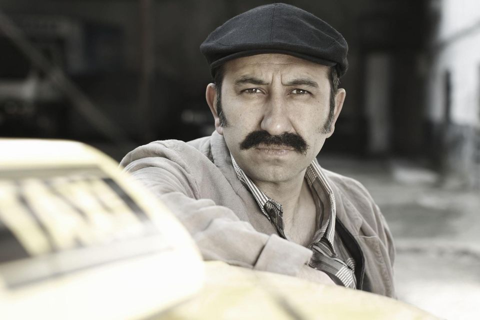 Hilmi Sözer als armenischer Taxifahrer