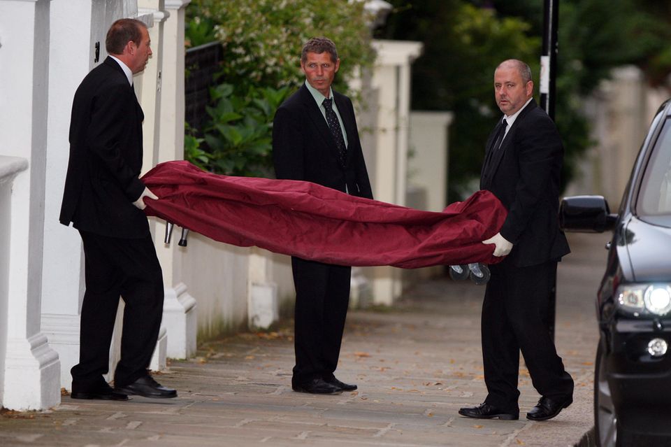 Der Leichnam von Amy Winehouse wird aus dem Haus getragen