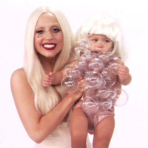 Lady GaGa steckt Babies in ihre berühmtesten Outfits
