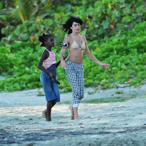 Amy Winehouse und die zehnjährige Dannika Augustine am Strand von St.Lucia