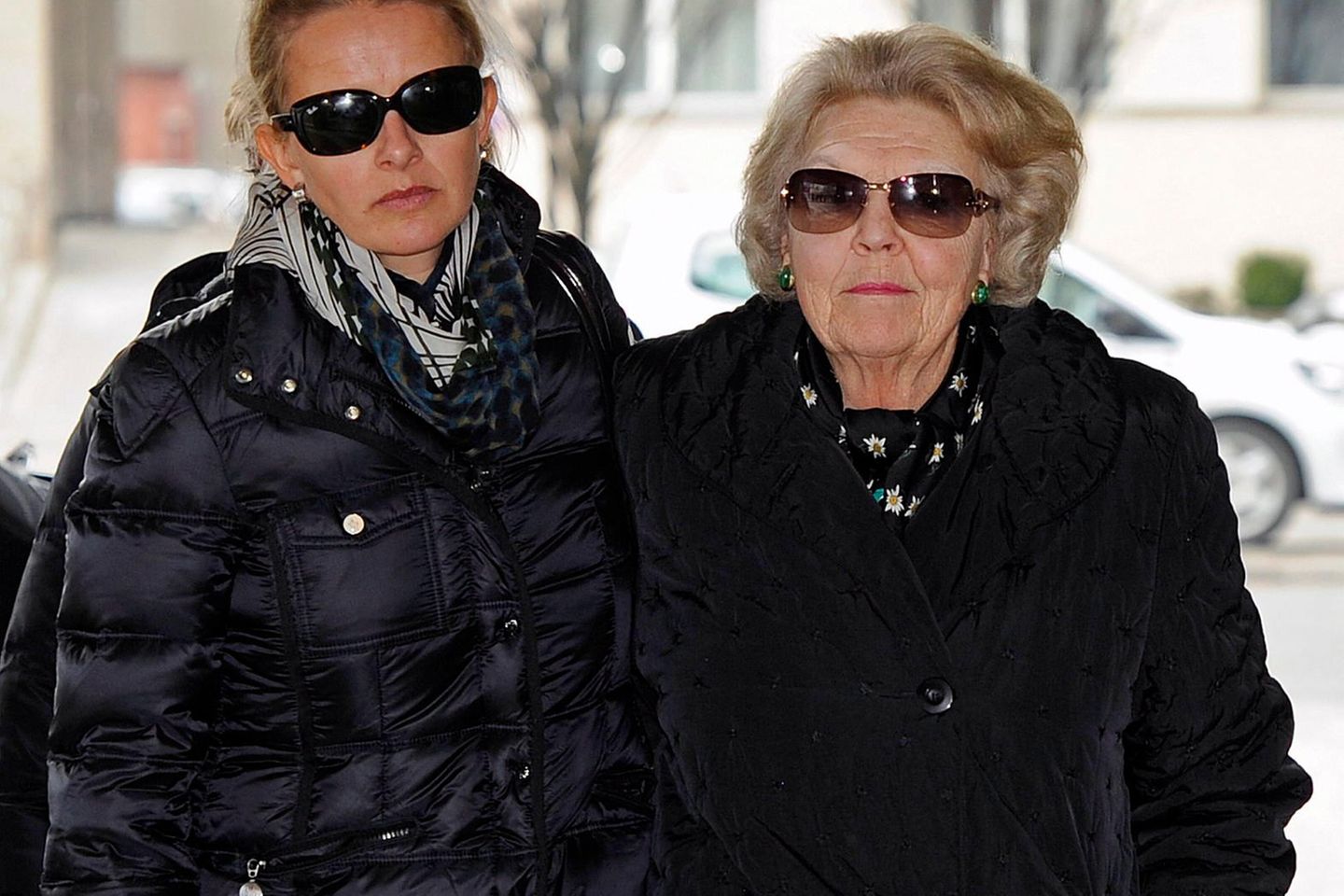 Mabel und Königin Beatrix halten nach dem tragischen Skiunfall von Prinz Friso zusammen