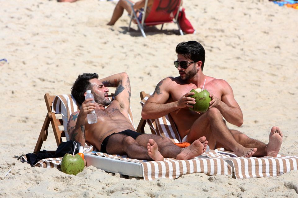 Designer Marc Jacobs genießt den Bade-Urlaub mit seinem Freund Harry Louis.