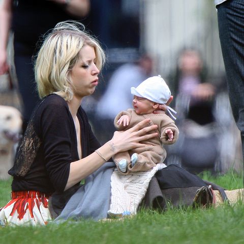 Peaches Geldof stillt ihren Sohn in aller Öffentlichkeit.