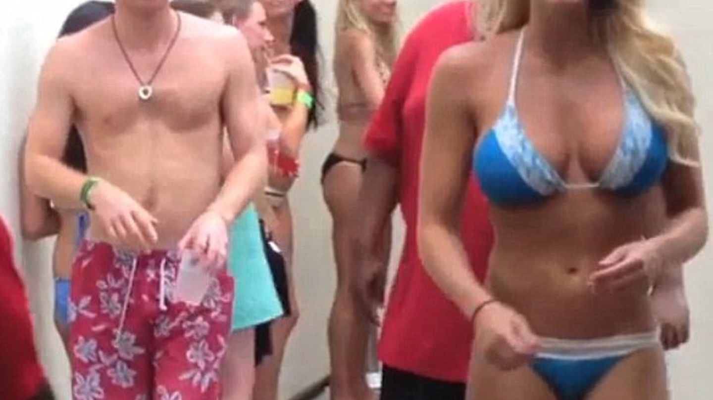 Prinz Harry ganz nackt: Strip-Billard mit heißen Mädchen