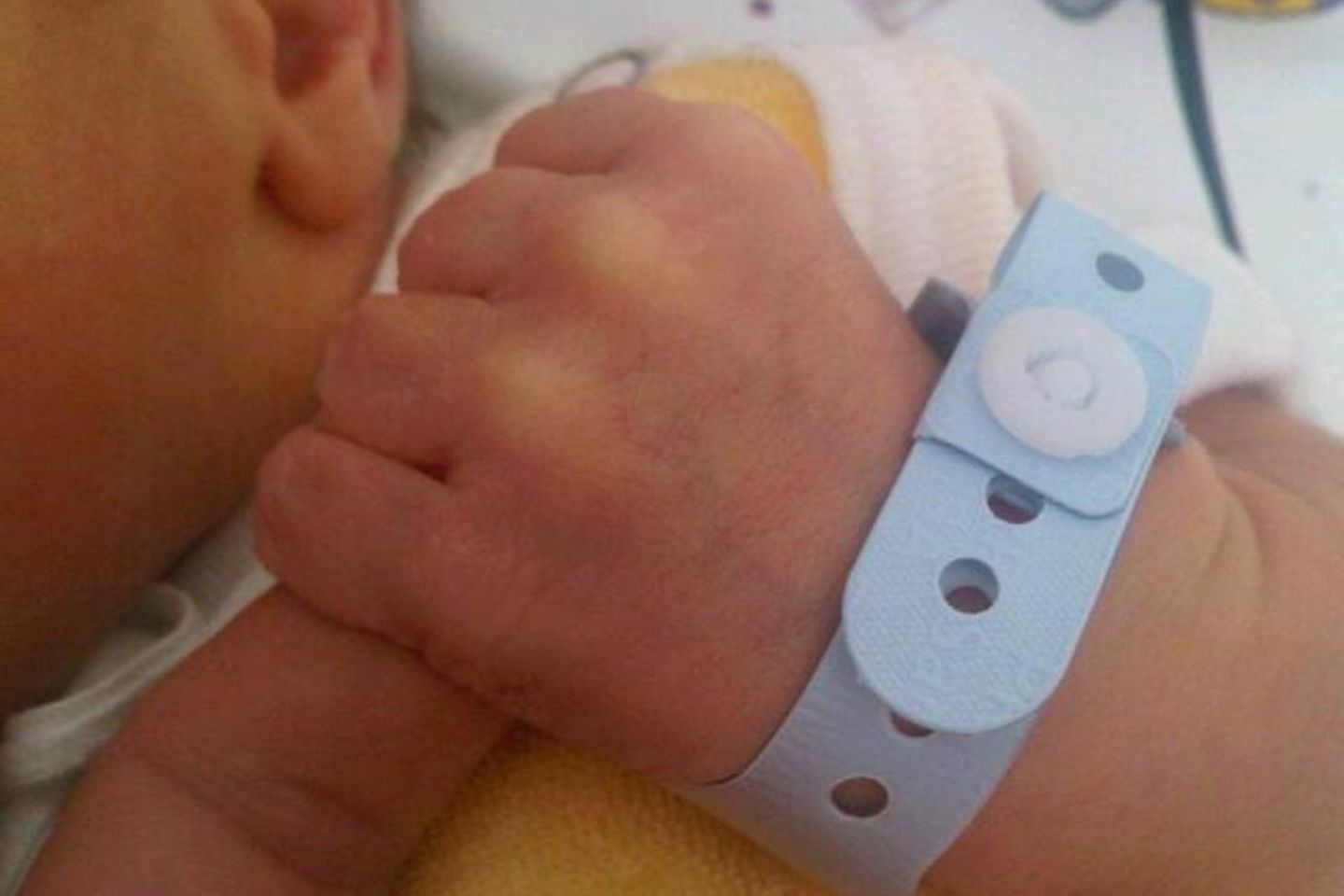Sonya Kraus postete jetzt auf ihrer Facebook-Seite dieses niedliche Bild ihres neugeborenen Sohnes.