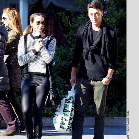 Was läuft da? Mandy Capristo und Mesut Özil beim Shoppen in Madrid erwischt.