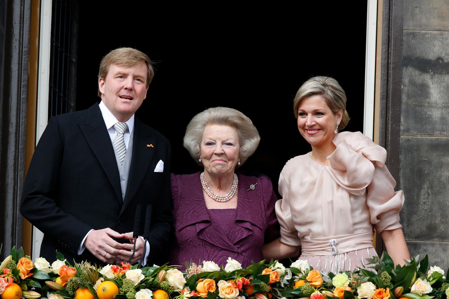 Willem-Alexander zeigt sich als neuer König seinem Volk