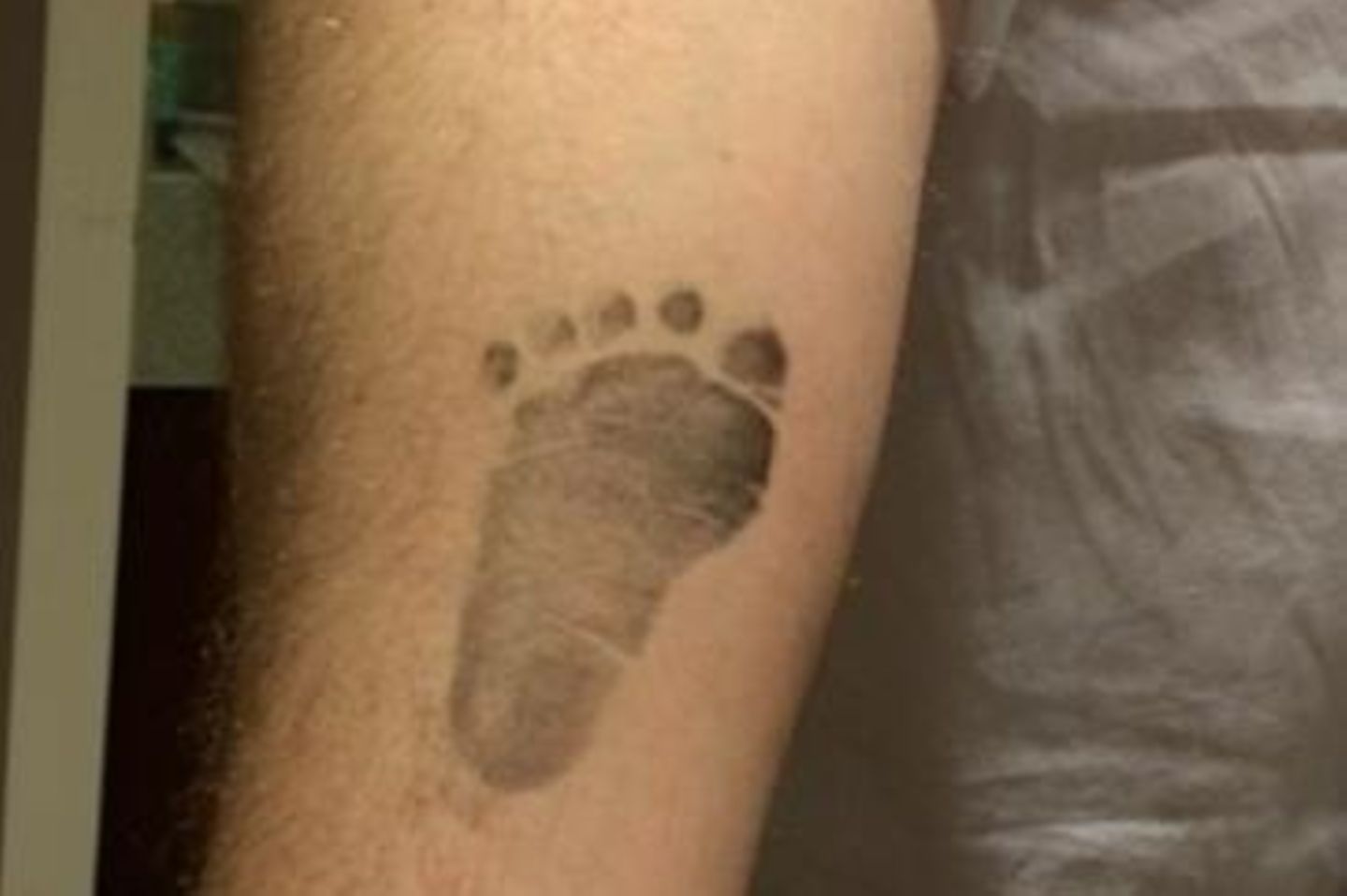 Chris O'Neill, der Ehemann von Prinzessin Madeleine, trägt den Fußabdruck seiner Tochter auf dem Arm