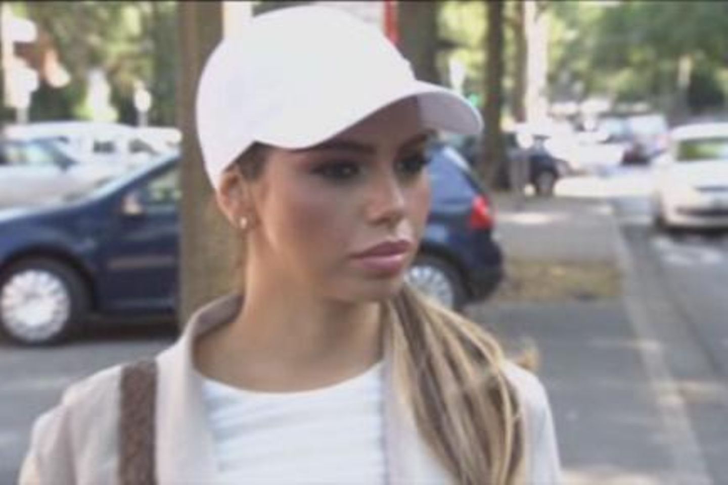 Ines Redjeb an der Unfallstelle in Hamburg