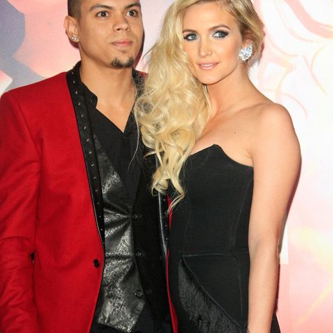 FILE - epa03956277 US singer Ashlee Simpson (R) and US actor Evan Ross (L) arrive for the US premiere of 'The Hunger Games: Catching Fire' at Nokia Theatre L.A. Live in Los Angeles, California, USA, 18 November 2013. EPA/NINA PROMMER (zu dpa «Medien: