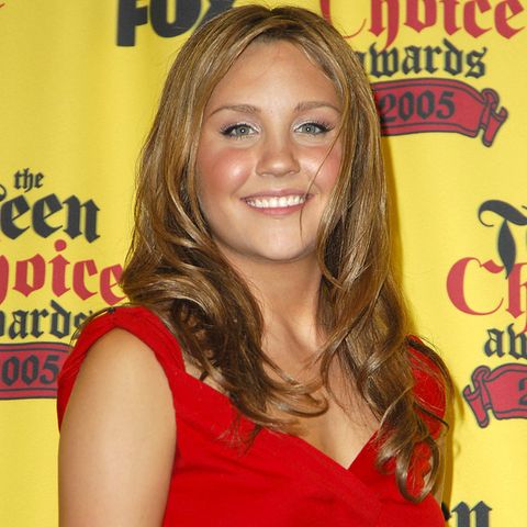 Actress Amanda Bynes poses for photographers at the 2005 Teen Choice Awards August 14, 2005 at the Gibson Amphitheater in Unive…