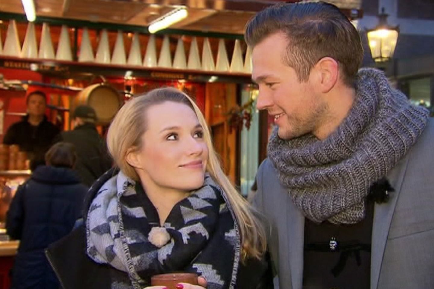 Anna Hofbauer und Marvin verliebt auf dem Weihnachtsmarkt