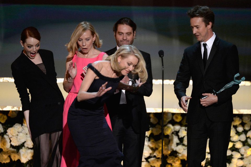 Naomi Watts stolpert auf der Bühne.