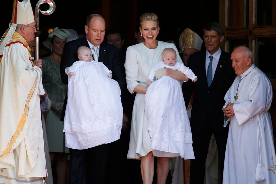 Charlène Und Albert Von Monaco Nehmen Das Malheur Während Der Taufe ...