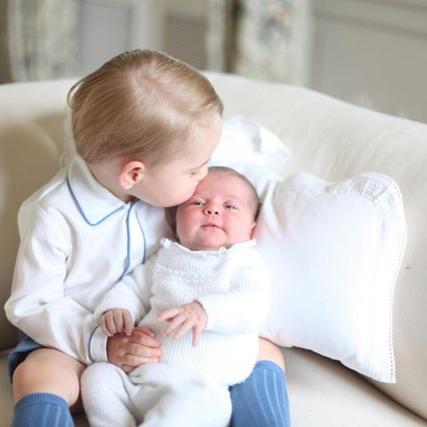 Prinzessin Charlotte: Erste offizielle Bilder mit Bruder George veröffentlicht