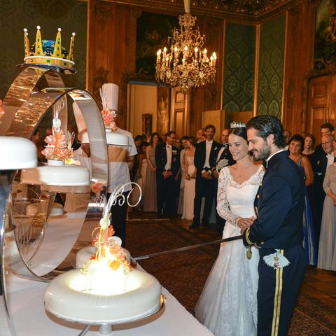 Prinzessin Sofia mit ihrem Ehemann, Prinz Carl Philip, beim Anschneiden der Hochzeitstorte