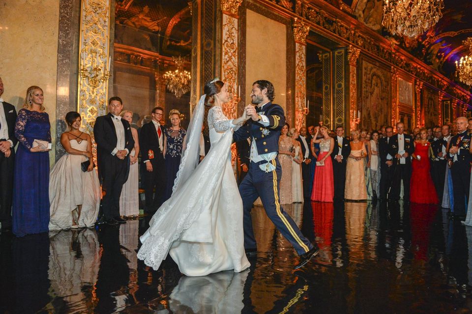 Beim Hochzeitstanz machen Prinz Carl Philip und Sofia eine gute Figur