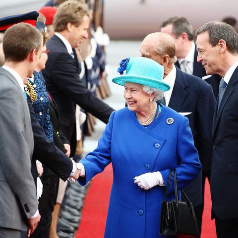 Queen Elizabeth II.: Was steckt alles in ihrer Handtasche?
