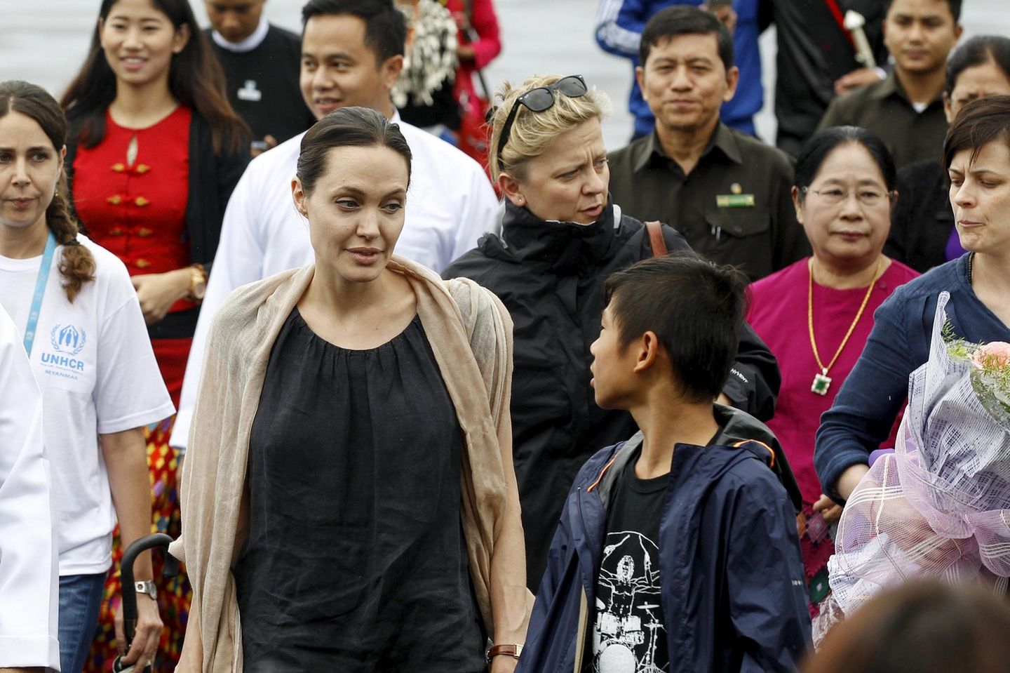 Angelina Jolie besucht mit Adoptivsohn Maddox sein Herkunftsland Myanmar.