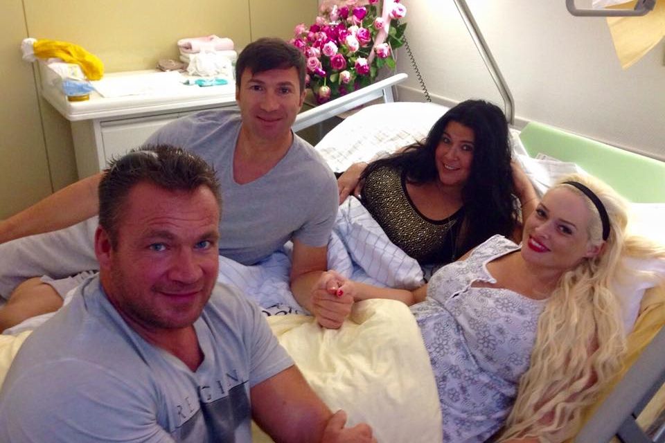 Daniela Katzenberger postete ein Familienfoto aus dem Krankenhaus bei Facebook