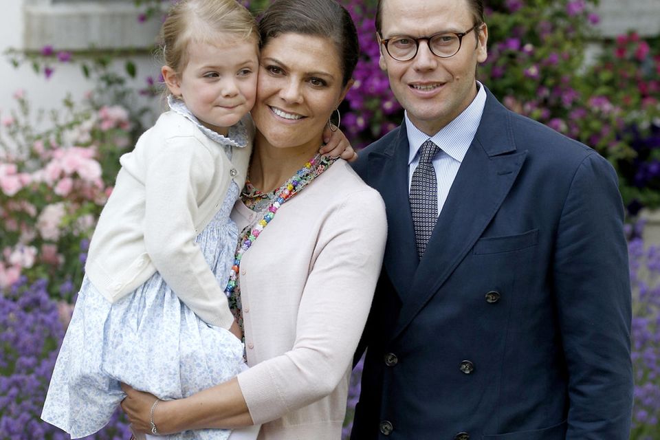 Prinzessin Estelle, Prinz Daniel und Prinzessin Victoria von Schweden freuen sich über ihren zweiten Nachwuchs.