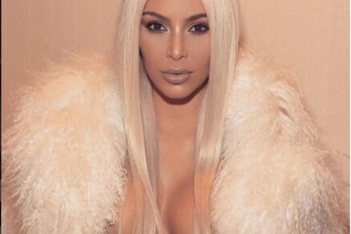 Kim Kardashian ist wieder erblondet: Erster offizieller Auftritt nach Saints Geburt.