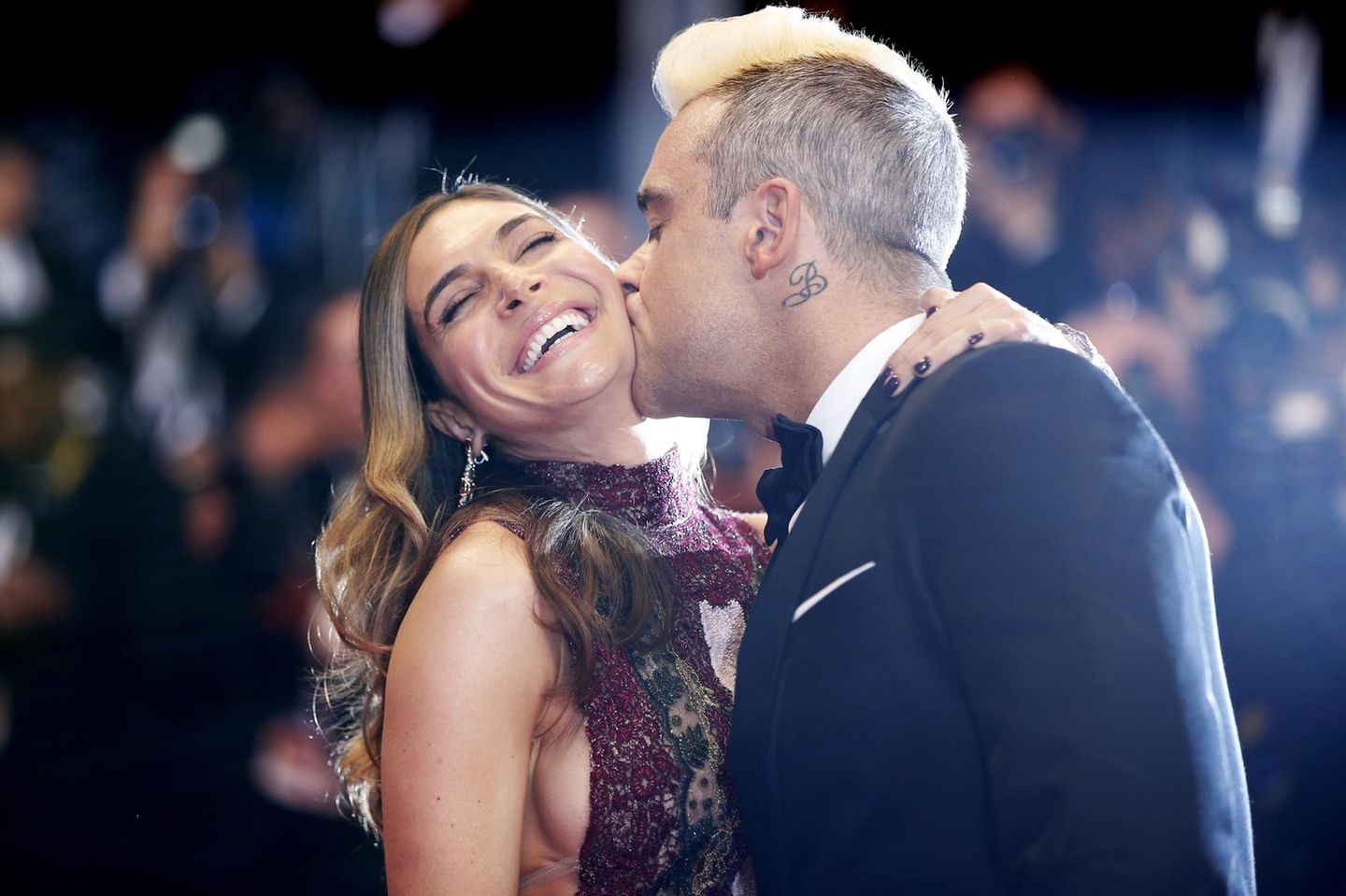 British singer Robbie Williams (R) kisses his wife Ayda Field as they arrive for the screening of the film 'The Sea of Trees' at the 68th Cannes Film Festival in Cannes, southeastern France, on May 16, 2015.   AFP PHOTO / VALERY HACHE        (Photo c