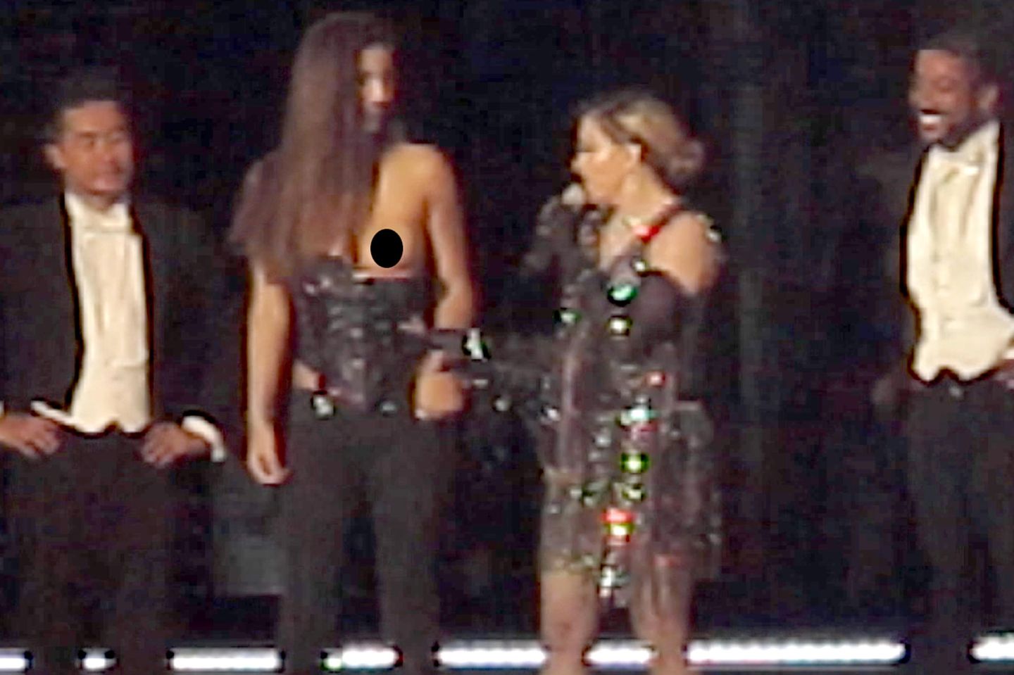 Madonna mit Fan auf der Bühne