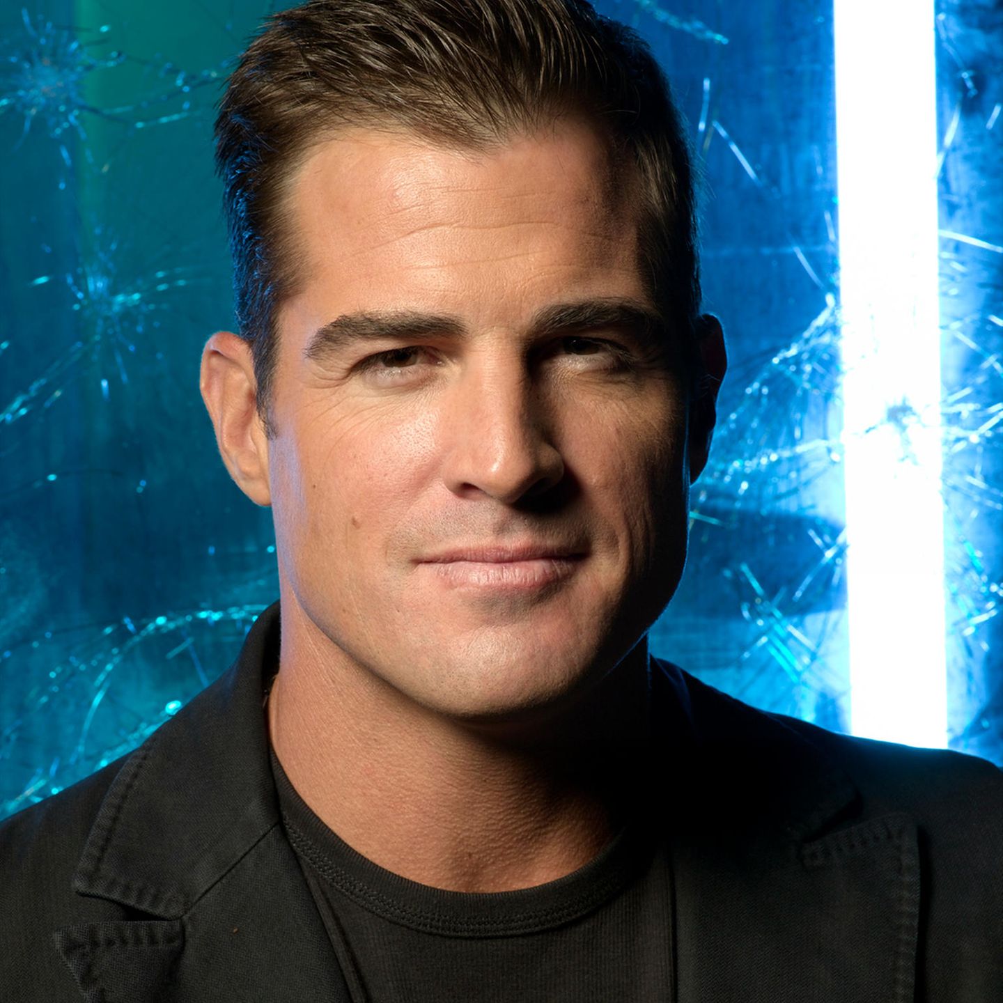 George Eads spielte 15 Jahre lang eine Hauptrolle in CSI: Vegas (ehemals:  CSI: Den Tätern auf der Spur)