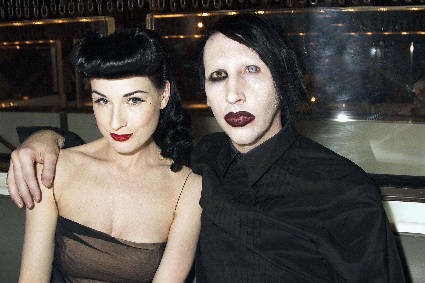 dita-von-teese-und-marilyn-manson-die-heirat-war-der-todeskuss-fuer-uns-jpg--article-image-32712239-.jpg