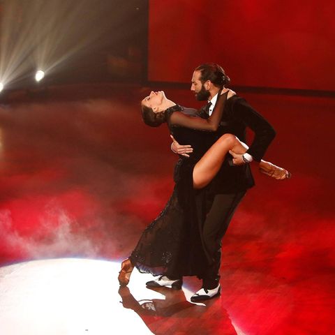 Jana Pallaske und Massimo Sinato tanzen Tango.