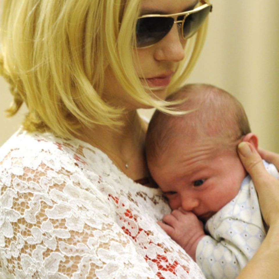 January Jones: Rätselraten um Kindsvater