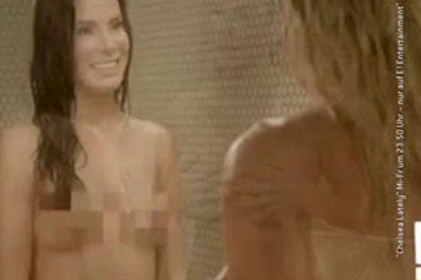 Sandra Bullock steht nackt unter der Dusche