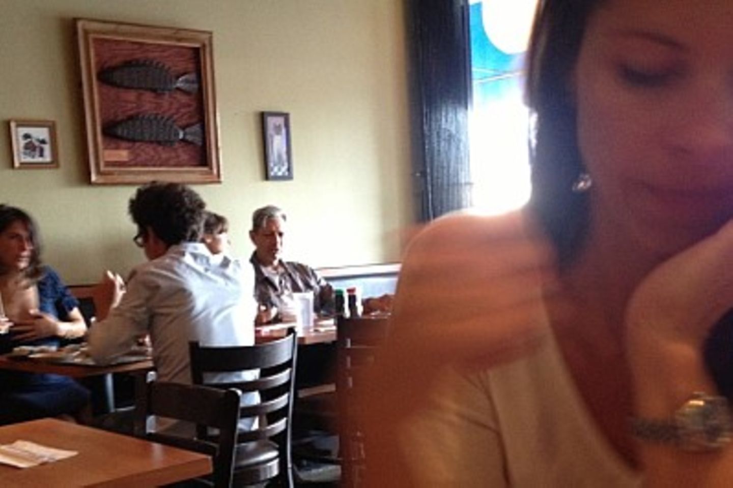 Jeff Goldblum trotzt dem Regen und isst mutig im Sushi-Restaurant