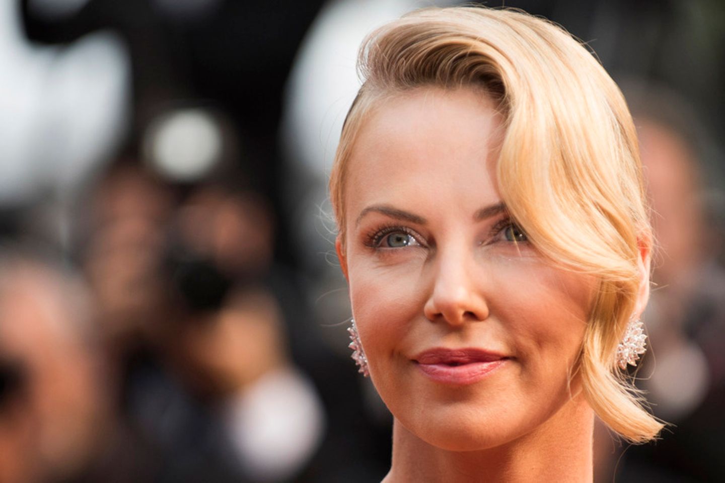 Charlize Theron Feiert Zeitlos Schön: Hollywood Star Wird 50 – Alles Über Ihre Atemberaubende Karriere! - nst1riw