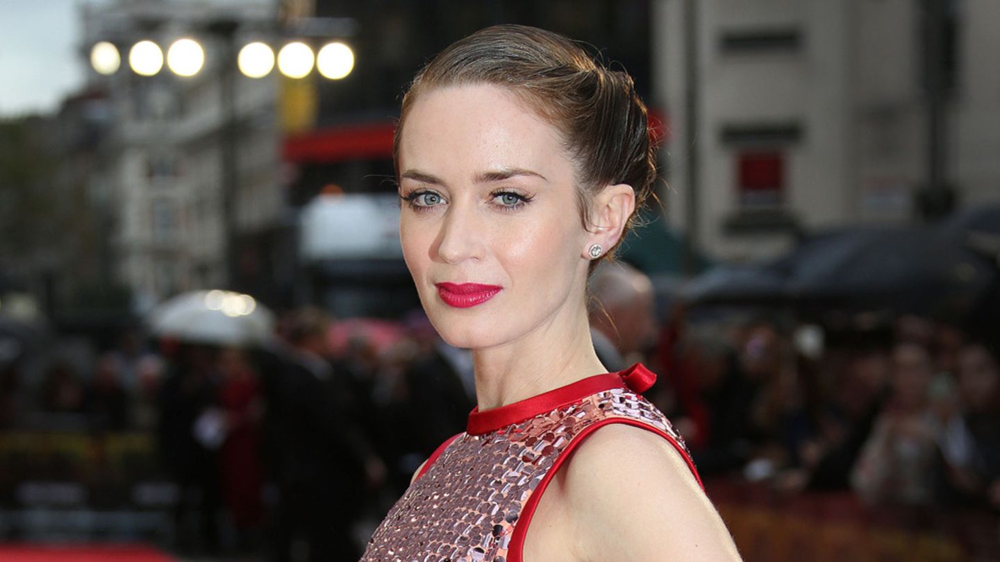 Emily Blunt Verzaubert In Funkelnder Nude Robe Bei Berlinale Auftritt - 37hm1o5