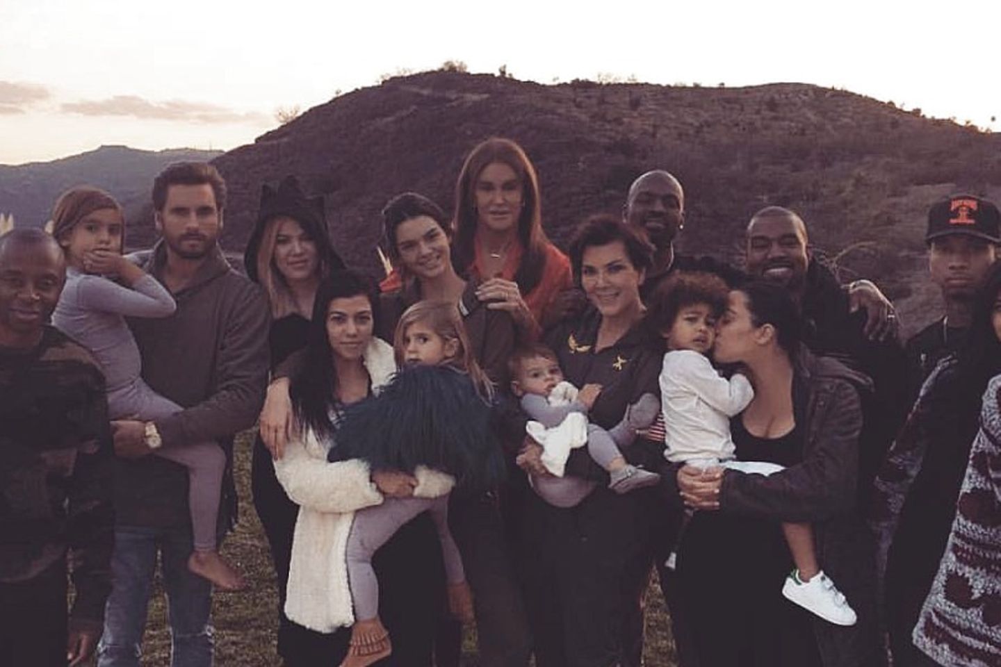 Wimmelbild in den Hügeln von Los Angeles mit dem Kardashian-Jenner-Clan.
