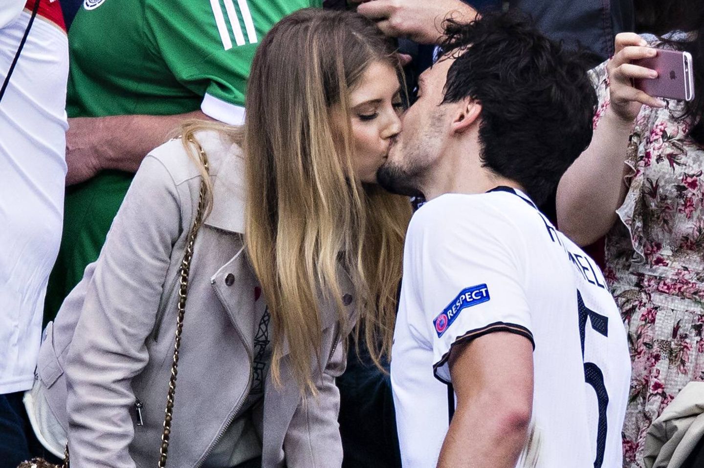 Cathy und Mats Hummels küssen sich nach einem Fußball-Spiel.
