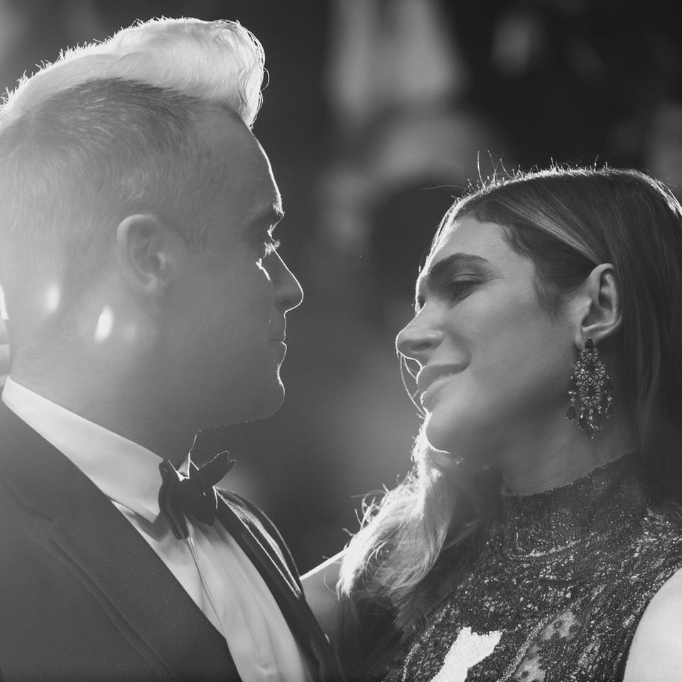 Robbie Williams' Frau Ayda Field spricht in Talkshow über die Parkinson-Erkrankung ihrer Mutter