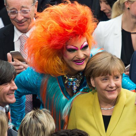 Berlin 12.02.2017, Bundesversammlung und Wahl des neuen Bundespräsidenten im Reichstag , Olivia Jones und Angela Merkel im Plen…