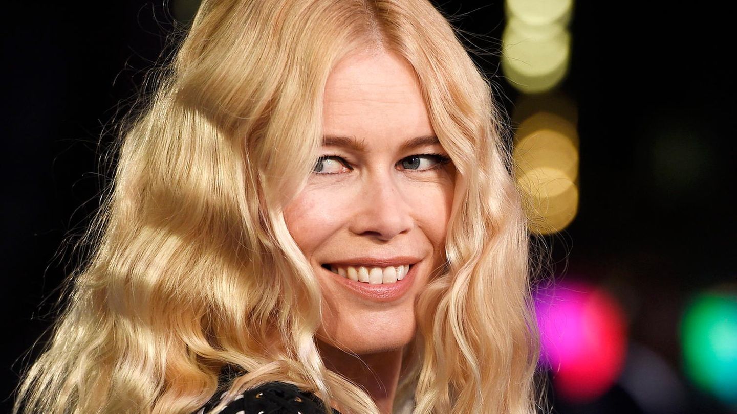 Claudia Schiffer ziert nackt das „Vogue“-Cover - mit 48!