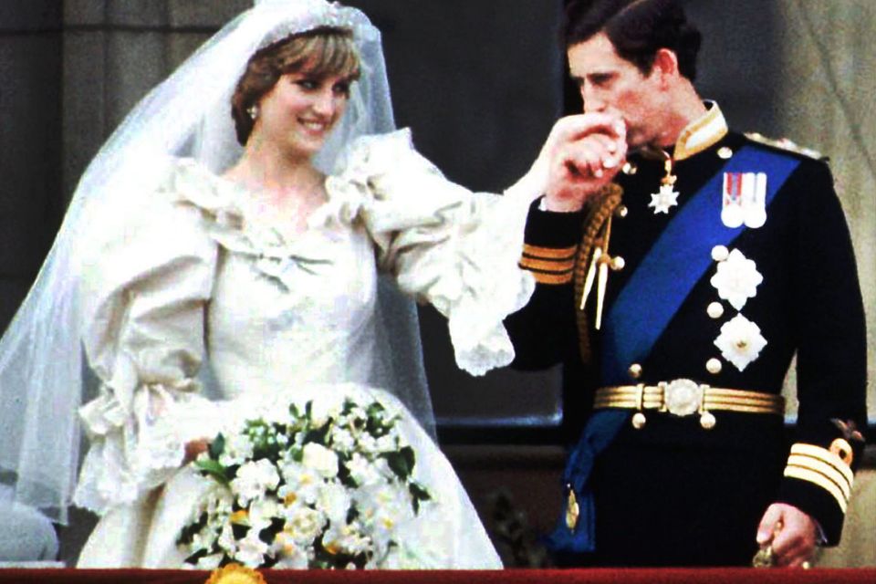 ARCHIV - Nach ihrer Trauung gibt Prinz Charles am 29.07.1981 seiner Ehefrau Prinzessin Diana auf dem Balkon des Buckingham Pala…