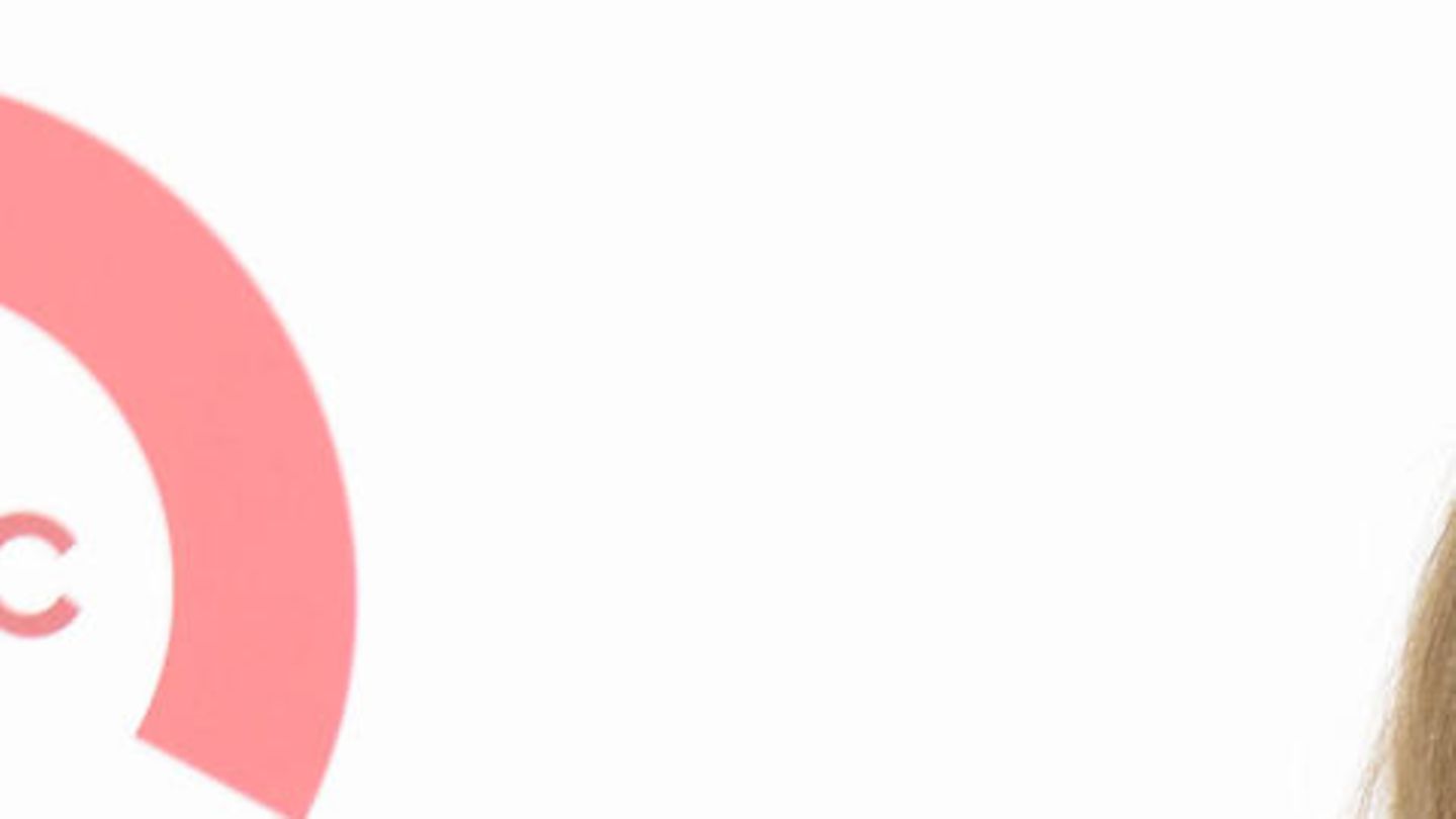 Cathy Hummels: Babybauch-Premiere auf Krücken