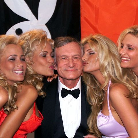 ARCHIV - «Playboy»-Gründer Hugh Hefner am 14.05.1999 in Cannes, Frankreich, wird während der 52. Internationalen Filmfestspiele von Cannes von Playmates geküsst. Hefner ist im Alter von 91 Jahren gestorben. (zu dpa ««Playboy»-Gründer Hugh Hefner ist