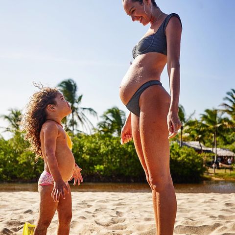 Candice Swanepoel zeigt ihre Baby-Kugel und Tochter von Doutzen Kroes kommt nicht aus dem Staunen heraus