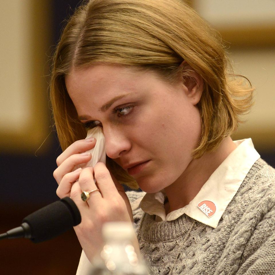Evan Rachel Wood bei Anhörung zu sexuellen Übergriffen Actress, rape survivor and advocate Evan Rachel Wood wipes tears as she …