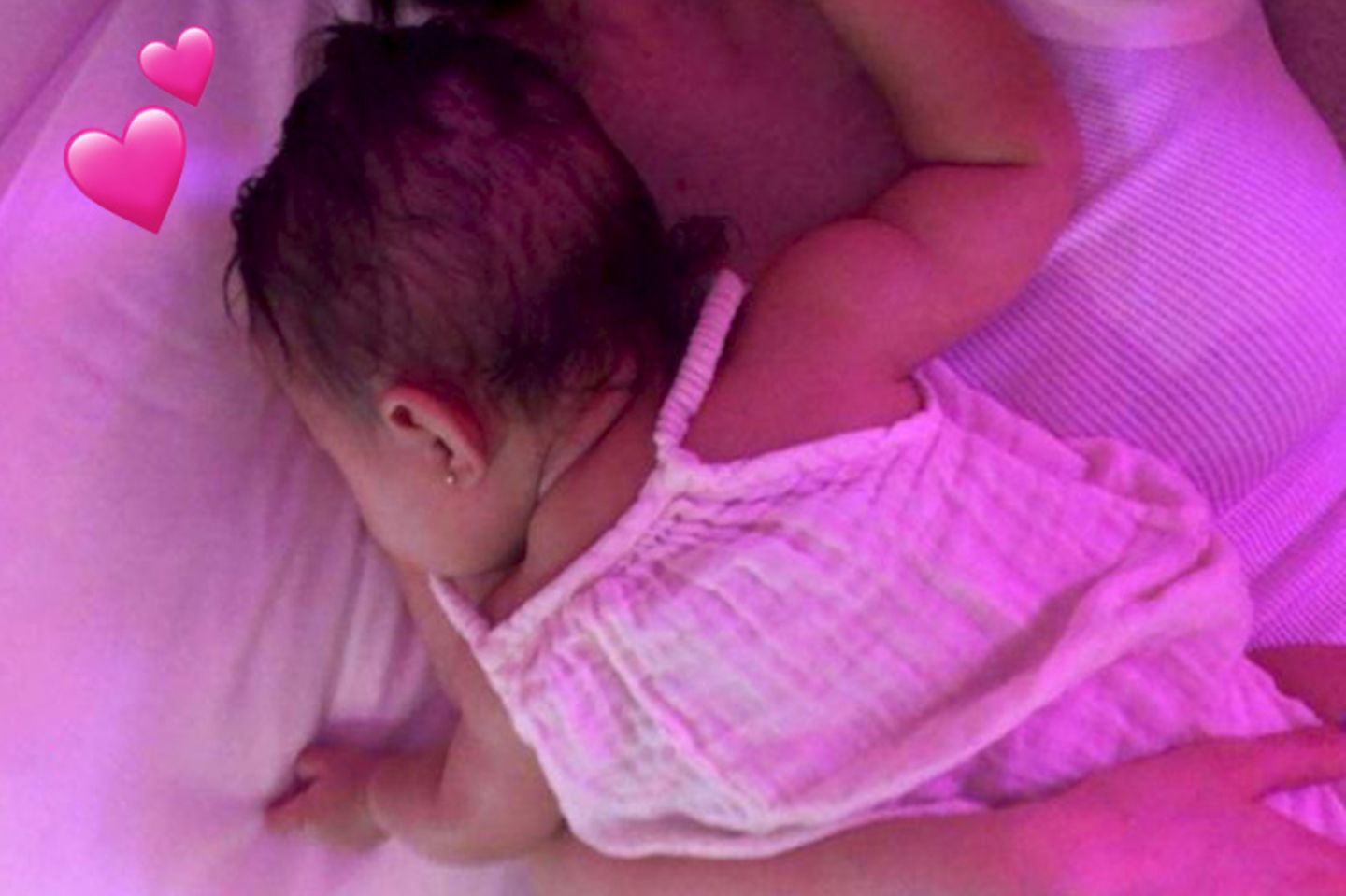 Kylie Jenners Baby Stormy trägt mit fünf Monaten schon Ohrstecker.