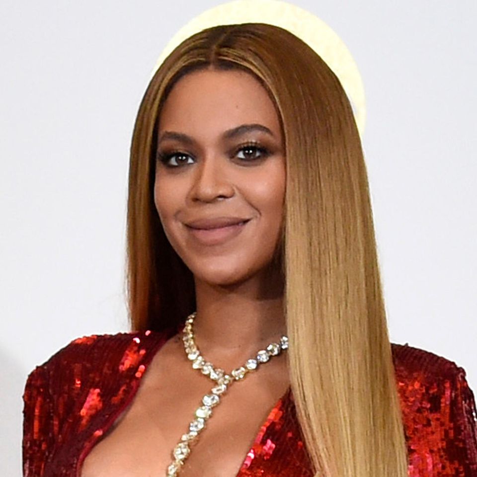 ARCHIV - 12.02.2017, USA, Los Angeles: Sängerin Beyonce bei der 59. Grammy-Verleihung. Beyonce hat Details über die schwierige Geburt ihrer Zwillinge vor gut einem Jahr öffentlich gemacht. (zu dpa "Beyonce: Zwillinge kamen mit Not-Kaiserschnitt zur W
