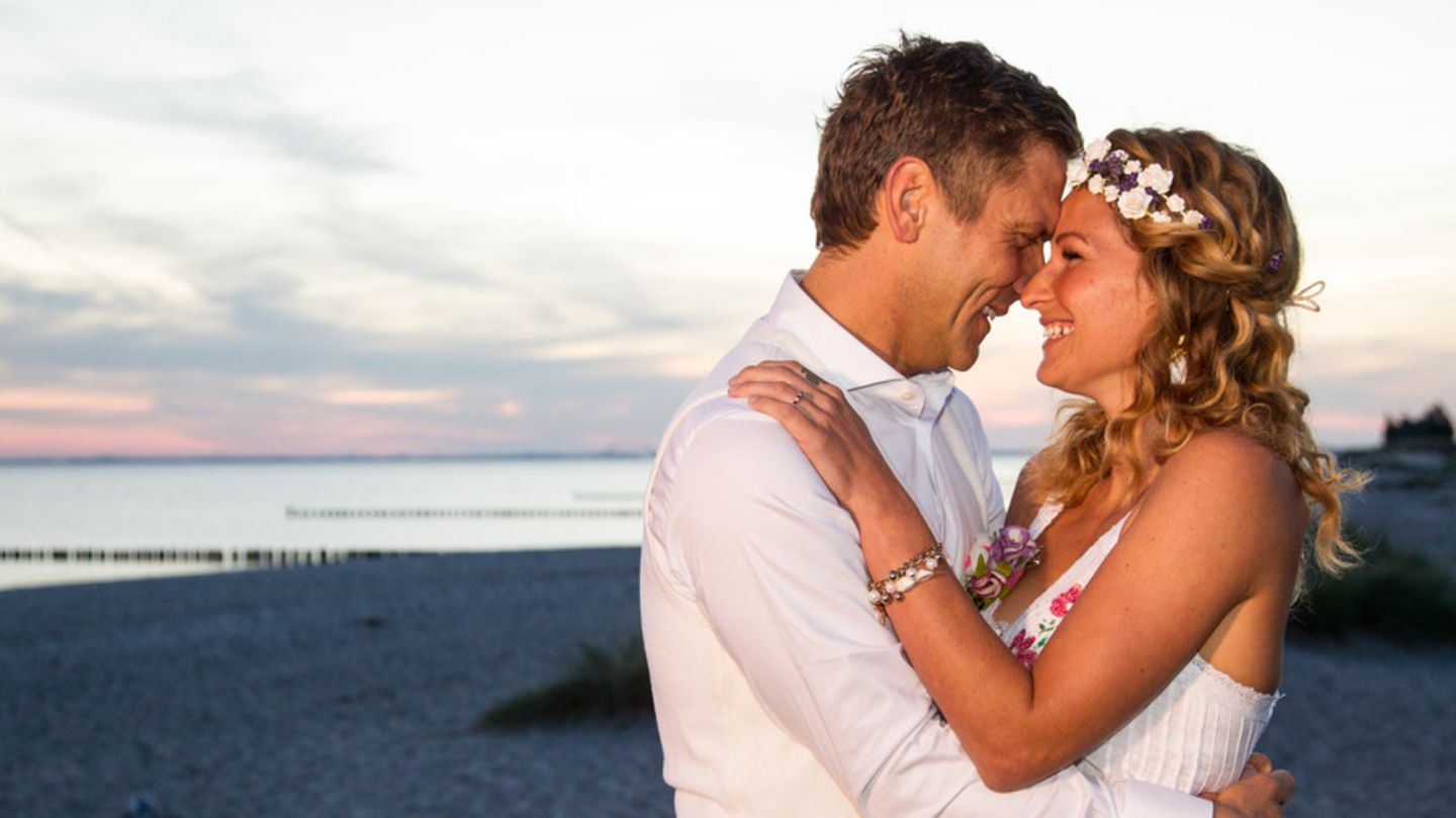 Peer Kusmagk Und Janni Hönscheid Die Ersten Bilder Ihrer Romantischen Hochzeit Am Strand 