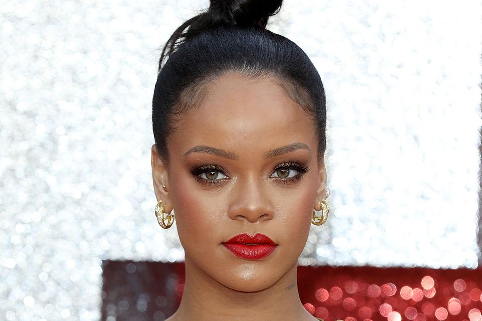 Rihanna: Auch sie ließ sich für einen Red Carpet-Look die Babyhaare verzieren.